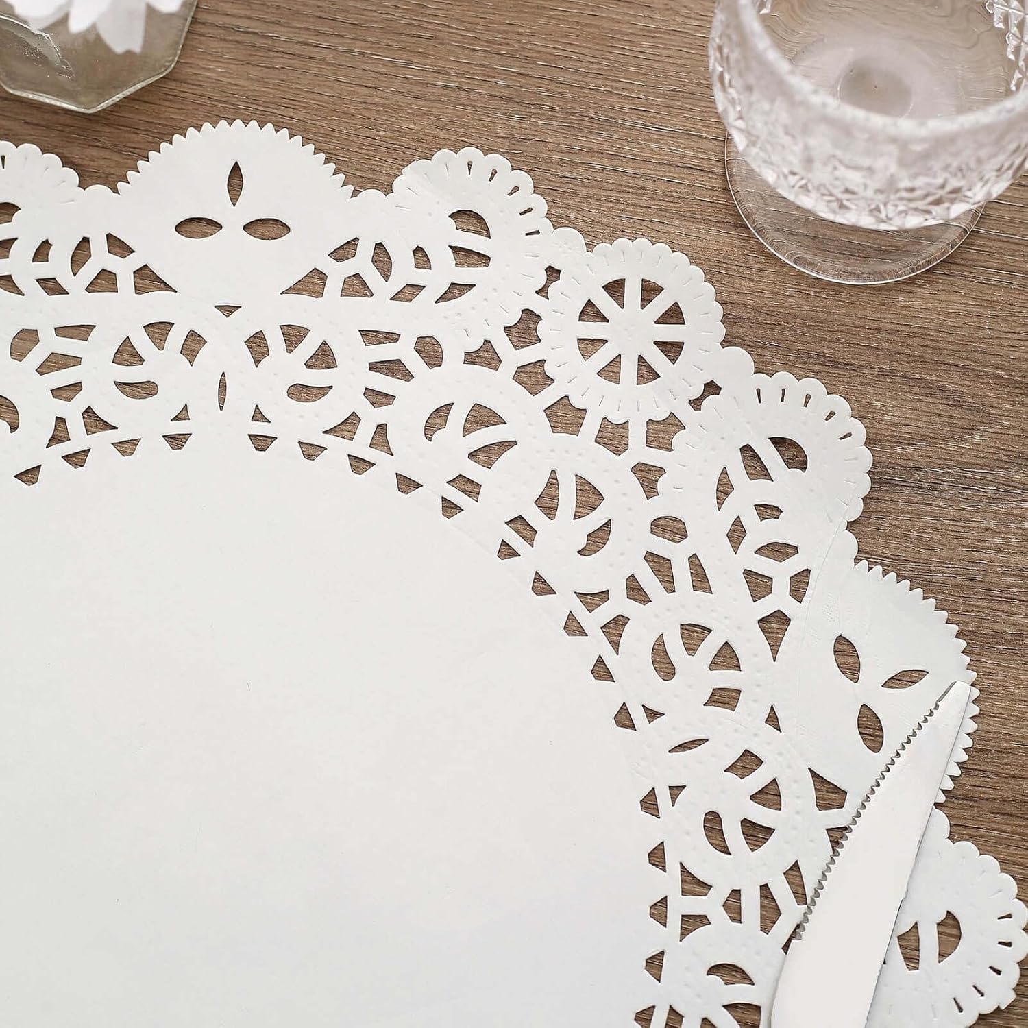 Efavormart 100 Pack Round White Paper Doilies, Food Grade Lace Paper Placemats - 14