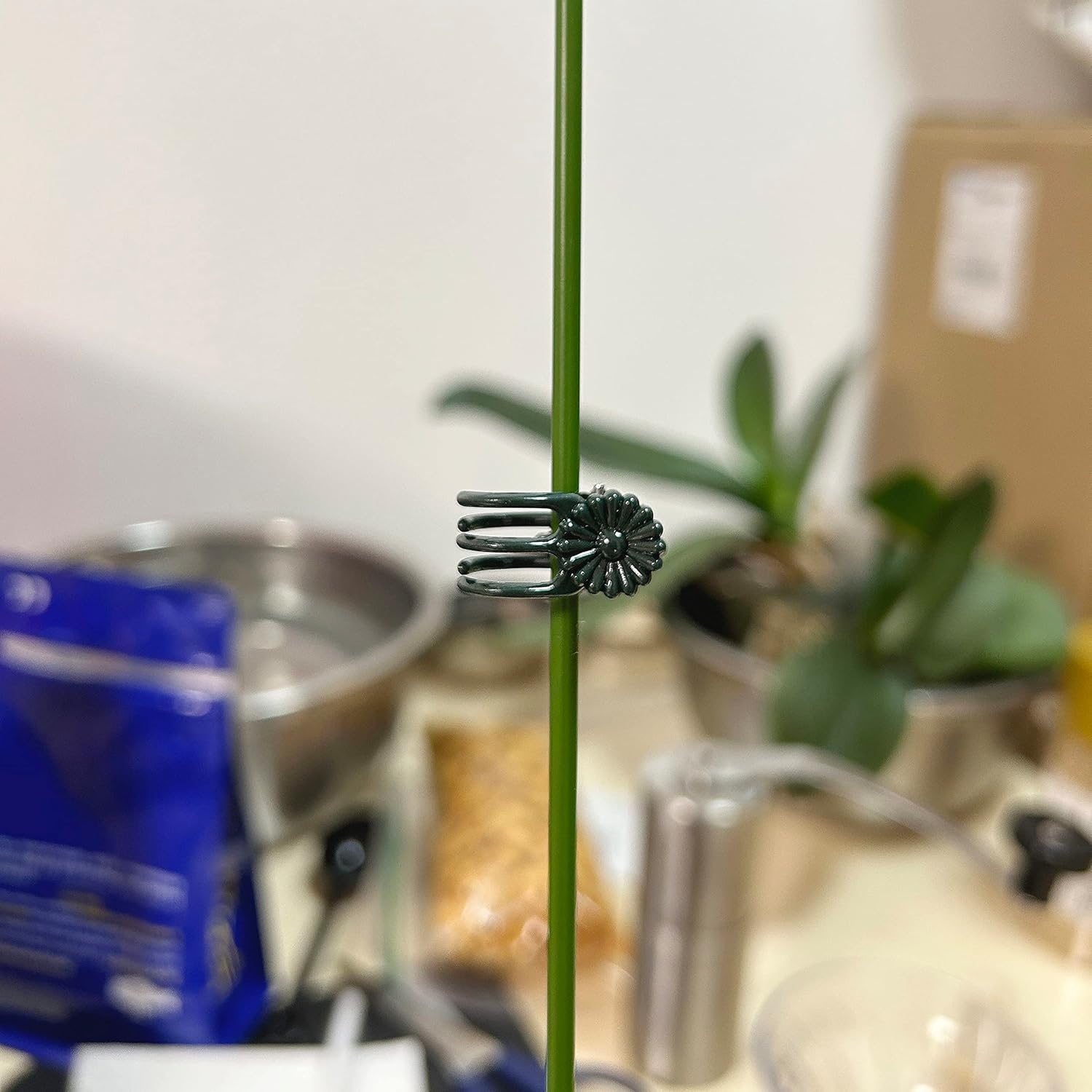 40 Reusable Plant Support Clips - Garden Tool for Supporting and Guiding Plants and Flowers - Image 7