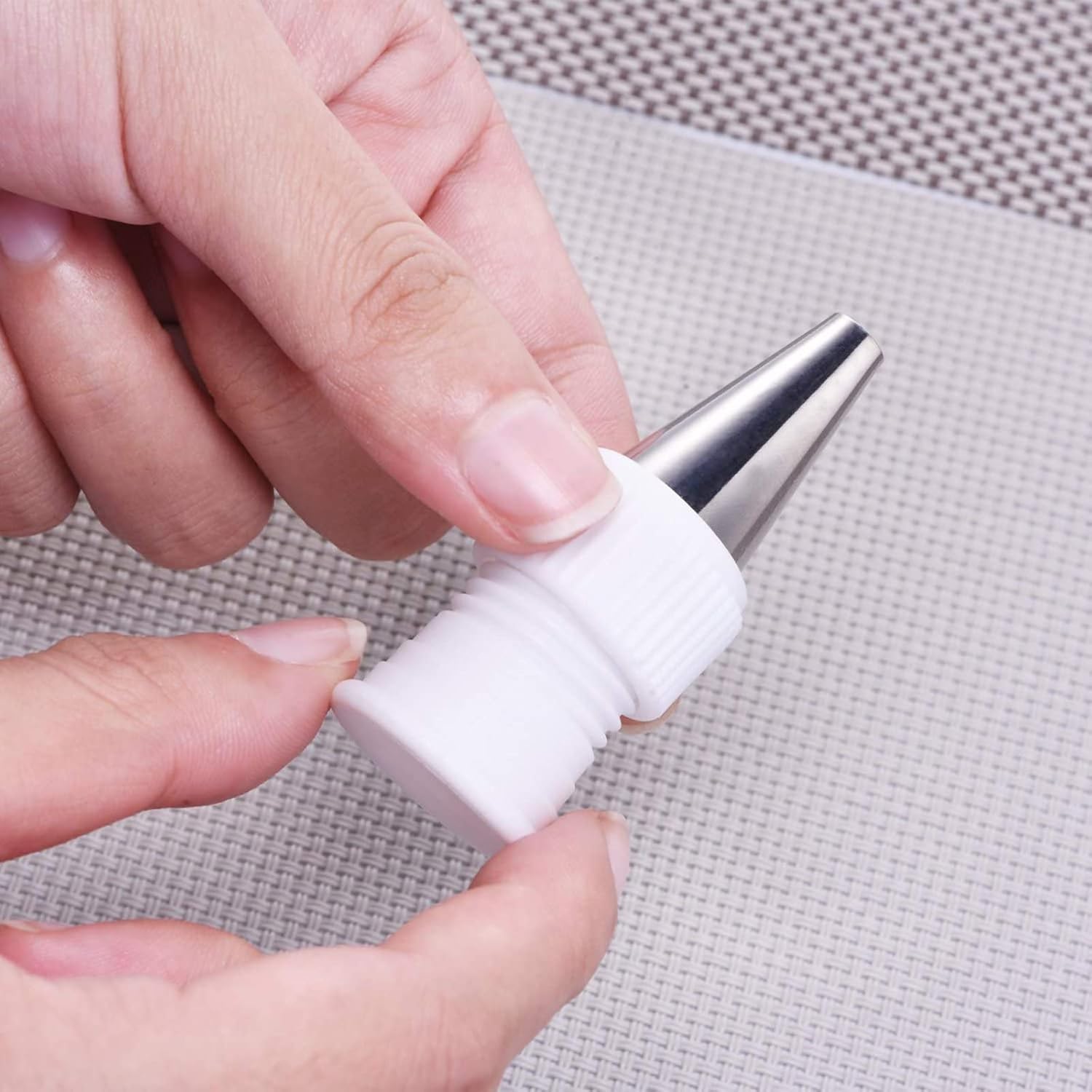 30 Pieces Coupler Piping Bag Plastic Standard Couplers Cake Decorating Pipe Tip for Frosting Icing Nozzles (1.2 x 1 Inch) - Image 6