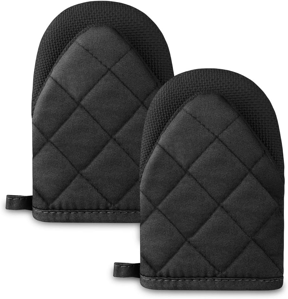1 pair of short oven mitts made of neoprene cotton - black - with non-slip surface and hanging loop - suitable for cooking, baking and grilling - Image 1