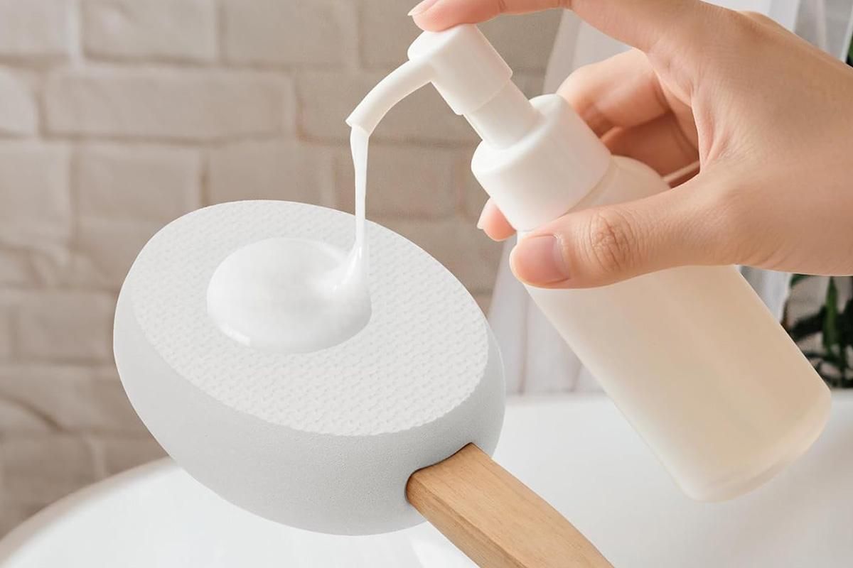 Back and Foot Lotion Applicator with 4 Replacement Pads Sunscreen Applicator Tool - White - Image 5