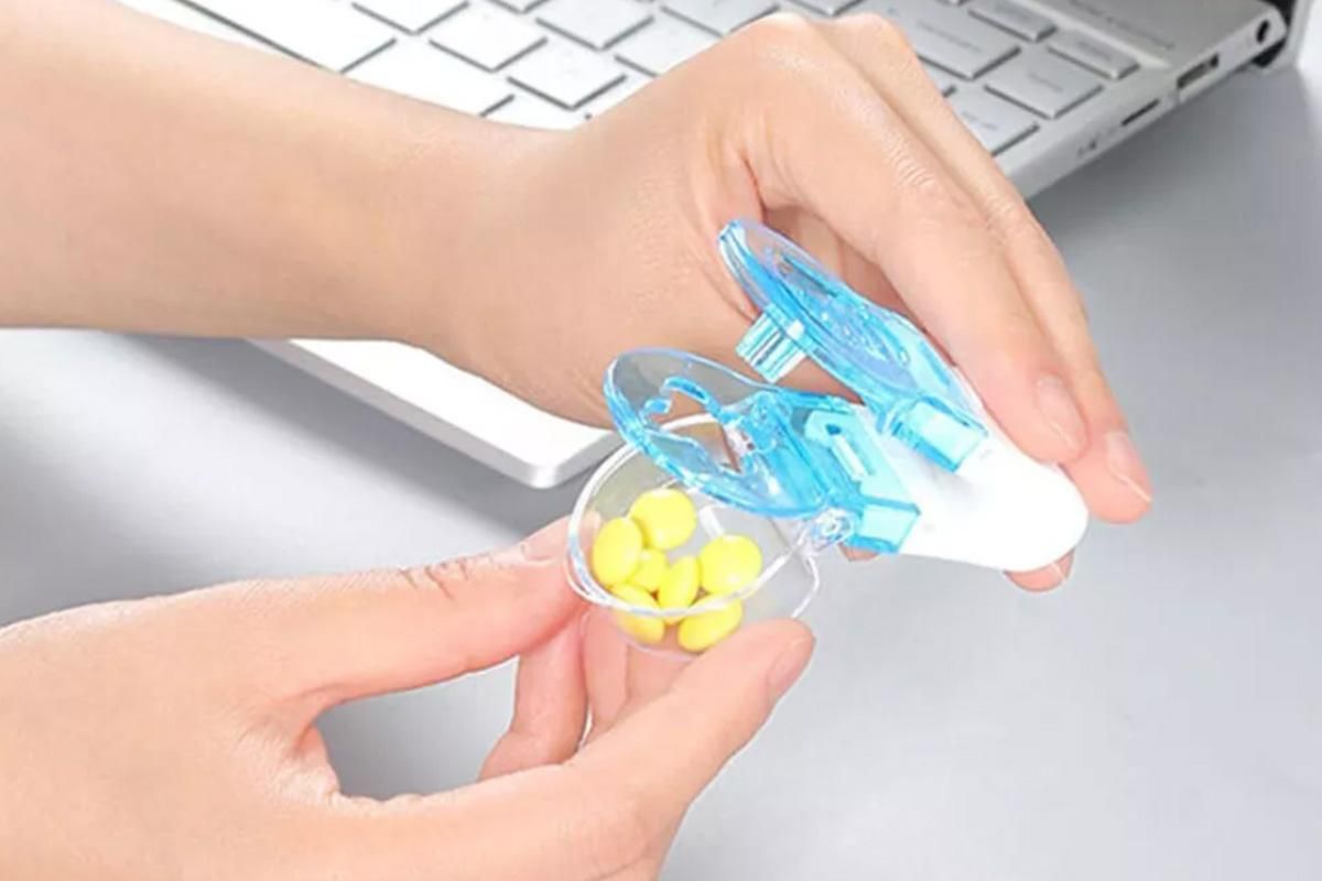 Portable Pill Taker Remover Easy To Take Out Travel Tablet Dispenser Pills Extractor Tool For Elderly - Image 2