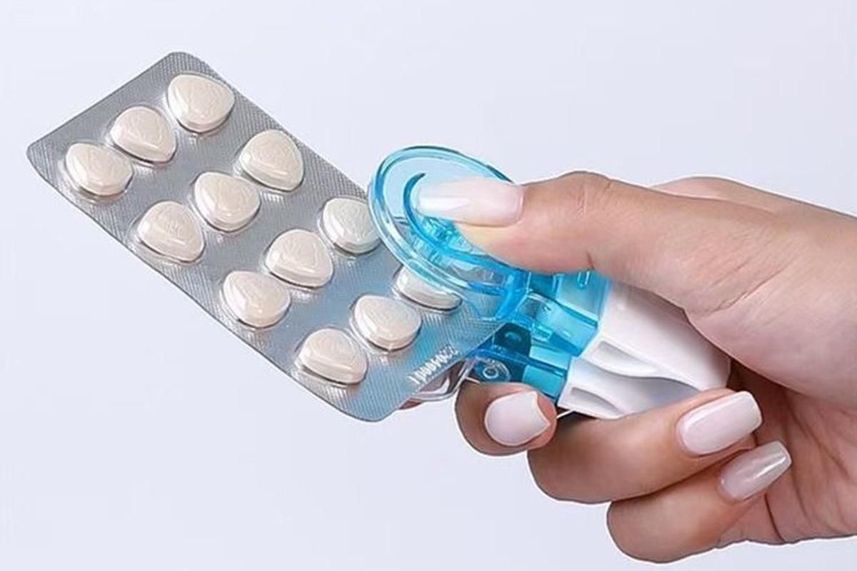 Portable Pill Taker Remover Easy To Take Out Travel Tablet Dispenser Pills Extractor Tool For Elderly - Image 4
