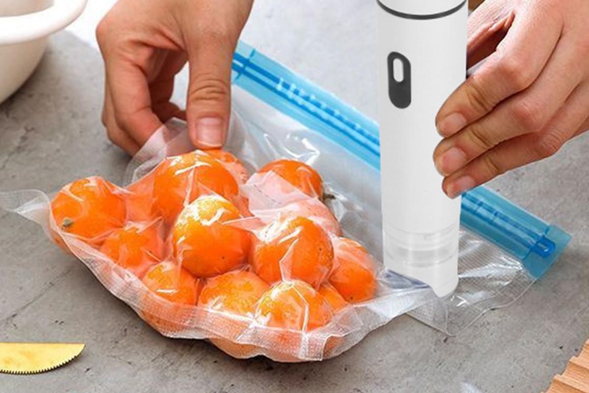 Compact Vacuum Sealer for Food Storage with 15 Reusable Vacuum Bags - Image 3
