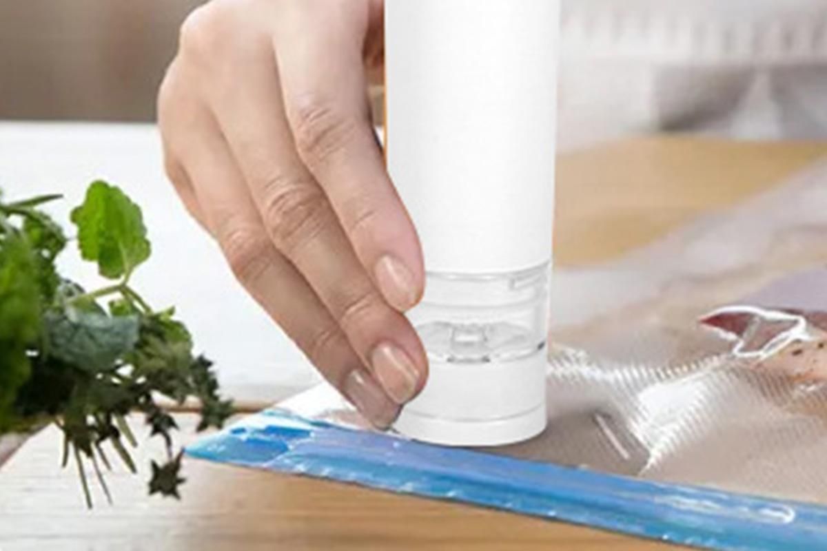 Compact Vacuum Sealer for Food Storage with 15 Reusable Vacuum Bags - Image 4