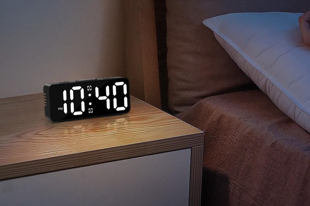 Small Digital Alarm Clock with 5 Dimmers and 5 Alarm Volumes for Bedrooms - Black - Image 3
