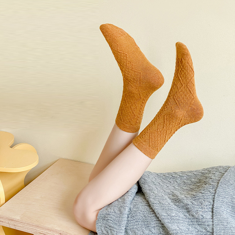 4-pair pack of mixed color socks, women's fall/winter socks, comfortable, soft and warm house socks. - Image 4