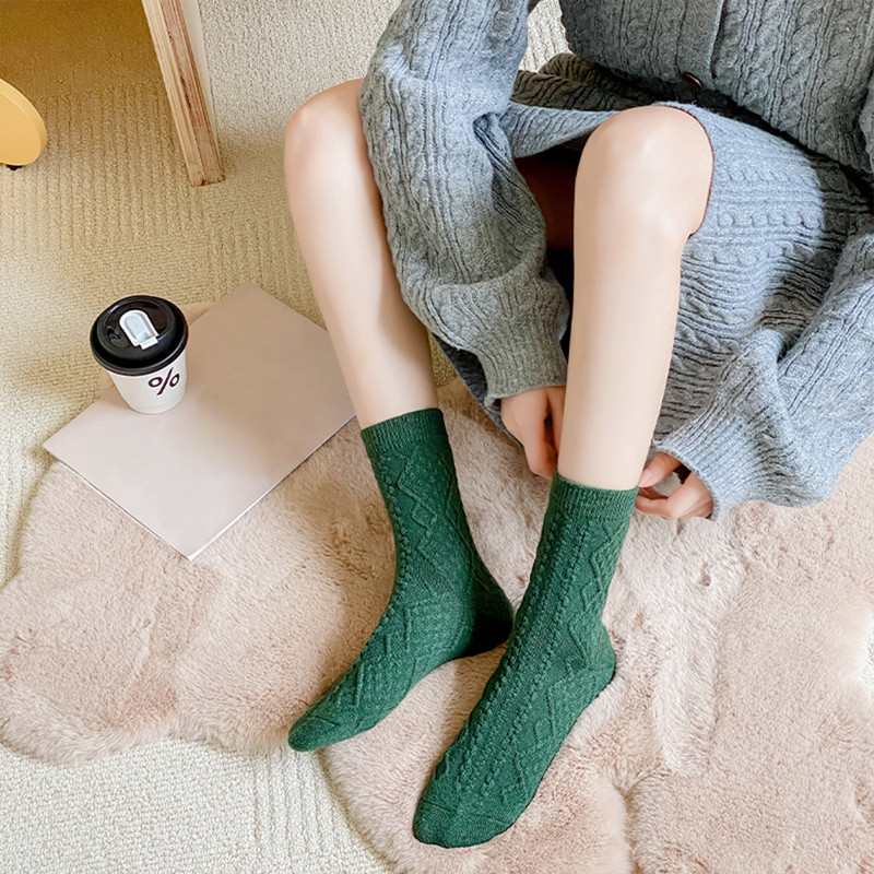 4-pair pack of mixed color socks, women's fall/winter socks, comfortable, soft and warm house socks. - Image 5