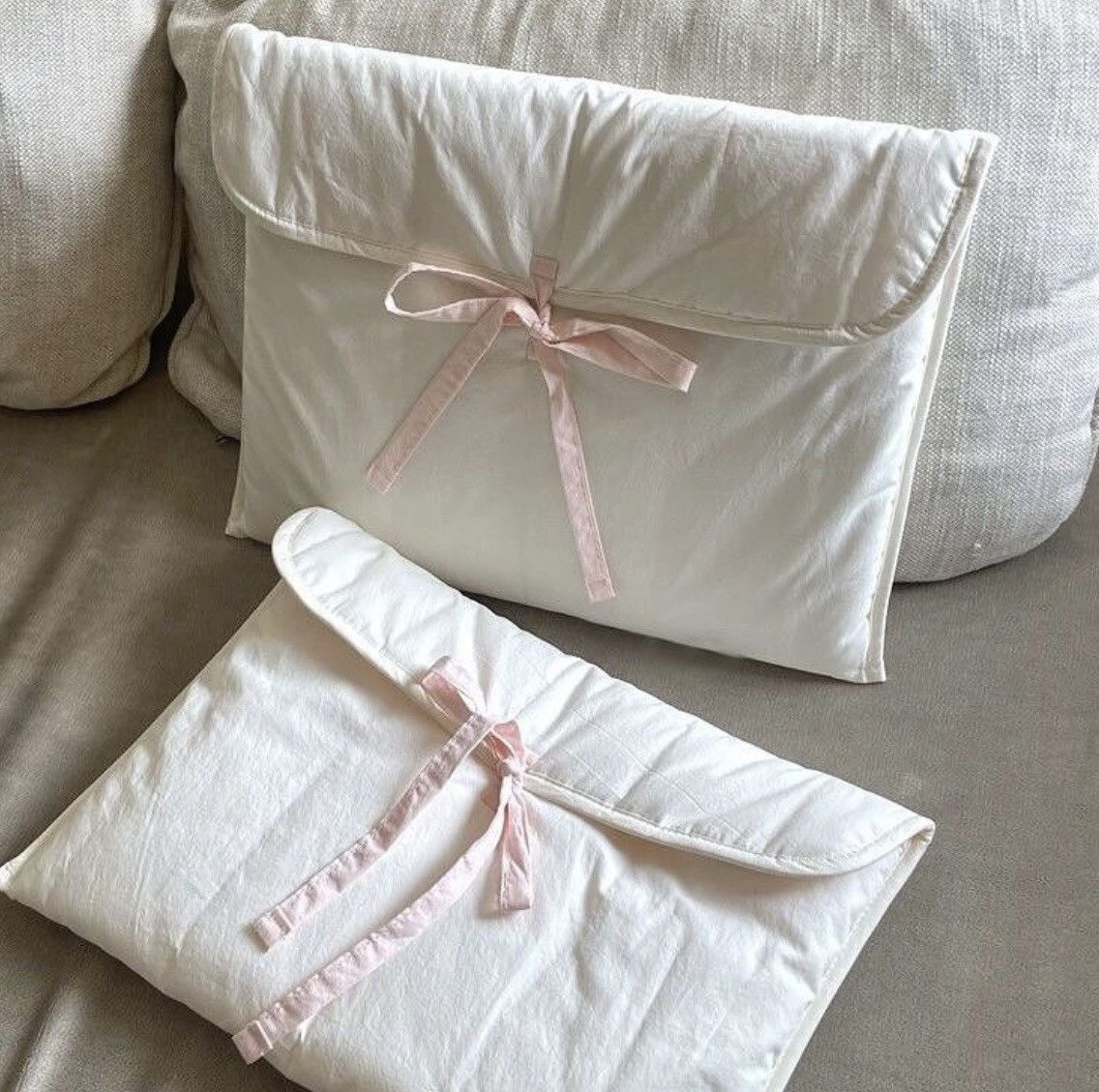1PC Ballet Pink Bow Quilted Laptop & Tablet Sleeve – Fits 13–14 inch – White - Image 1