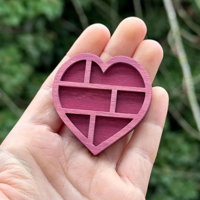 Wooden display stand for mini curiosities,Heart shape - Image 1