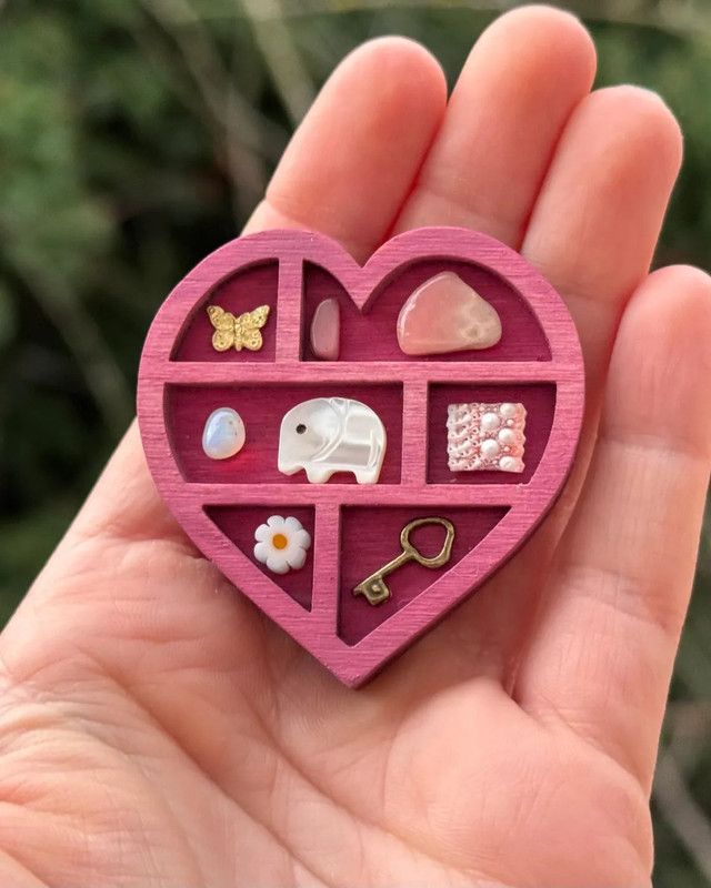 Wooden display stand for mini curiosities,Heart shape - Image 2