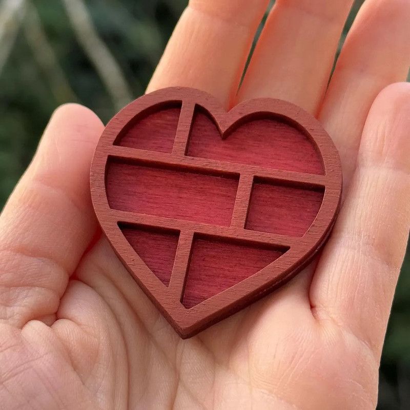 Wooden display stand for mini curiosities,Heart shape - Image 1