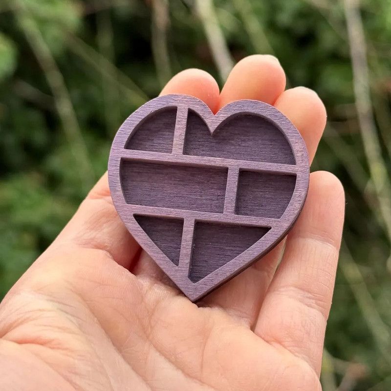 Wooden display stand for mini curiosities,Heart shape - Image 1