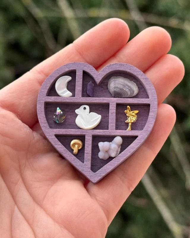 Wooden display stand for mini curiosities,Heart shape - Image 2