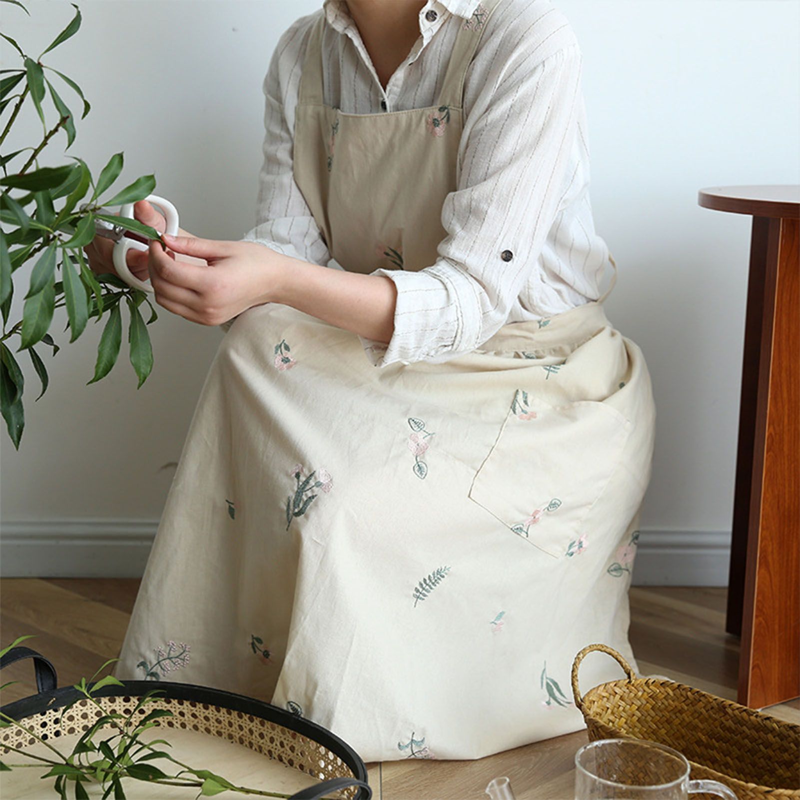 Cooking Apron Flower Embroidery Waterproof Wear Resistant Baking Apron for Coffee Shop Home Cream - Image 5