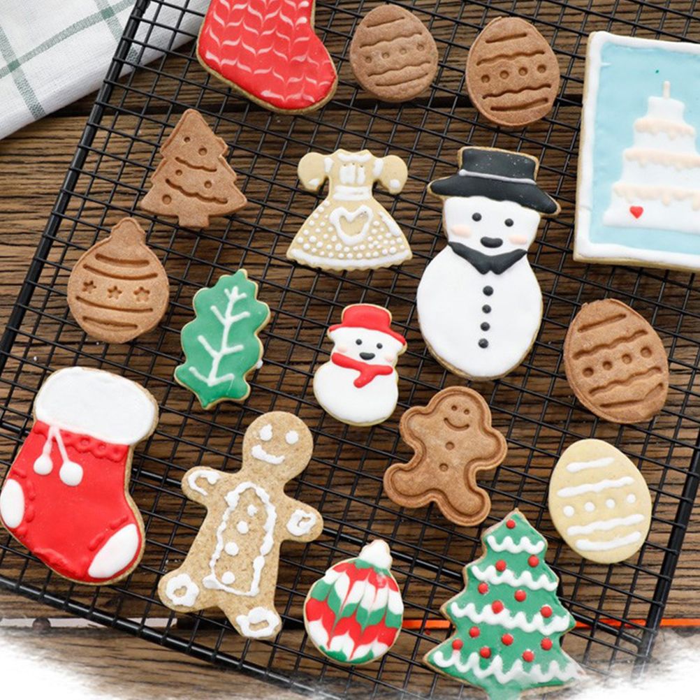 4 Pcs Christmas Biscuits Cutters Set Christmas Tree Snowman Gingerbread Egg Stamper Spring Loaded Handle Cutter - Image 7