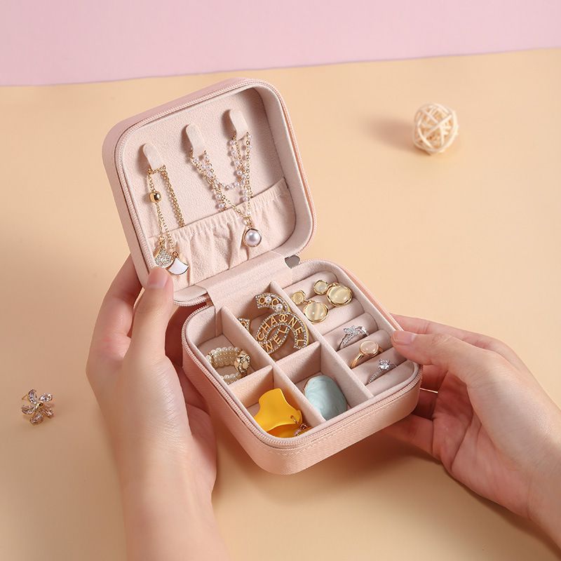 Travel Jewelry Case Exquisite Large Capacity Scratch Resistant Portable Jewelry Organizer Box for Outdoor Travel Red 10x10x5cm/3.9x3.9x2.0in - Image 6