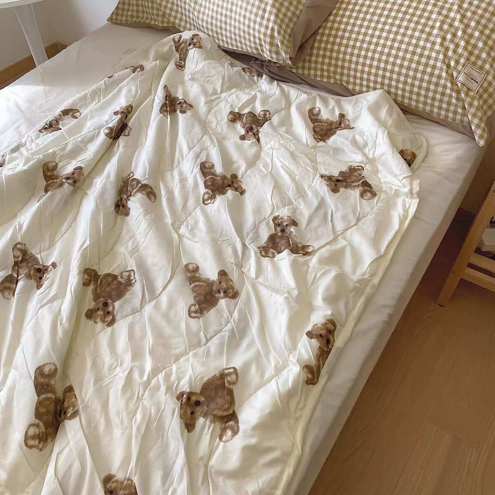 Air Conditioning Blanket Quilt Lightweight Bear Pattern Summer Blanket for Noon Break 150x200 - Image 1