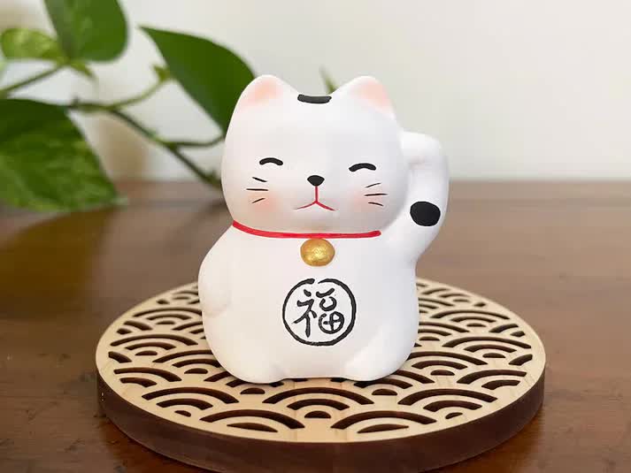 Okimono White Maneki Neko - Image 3