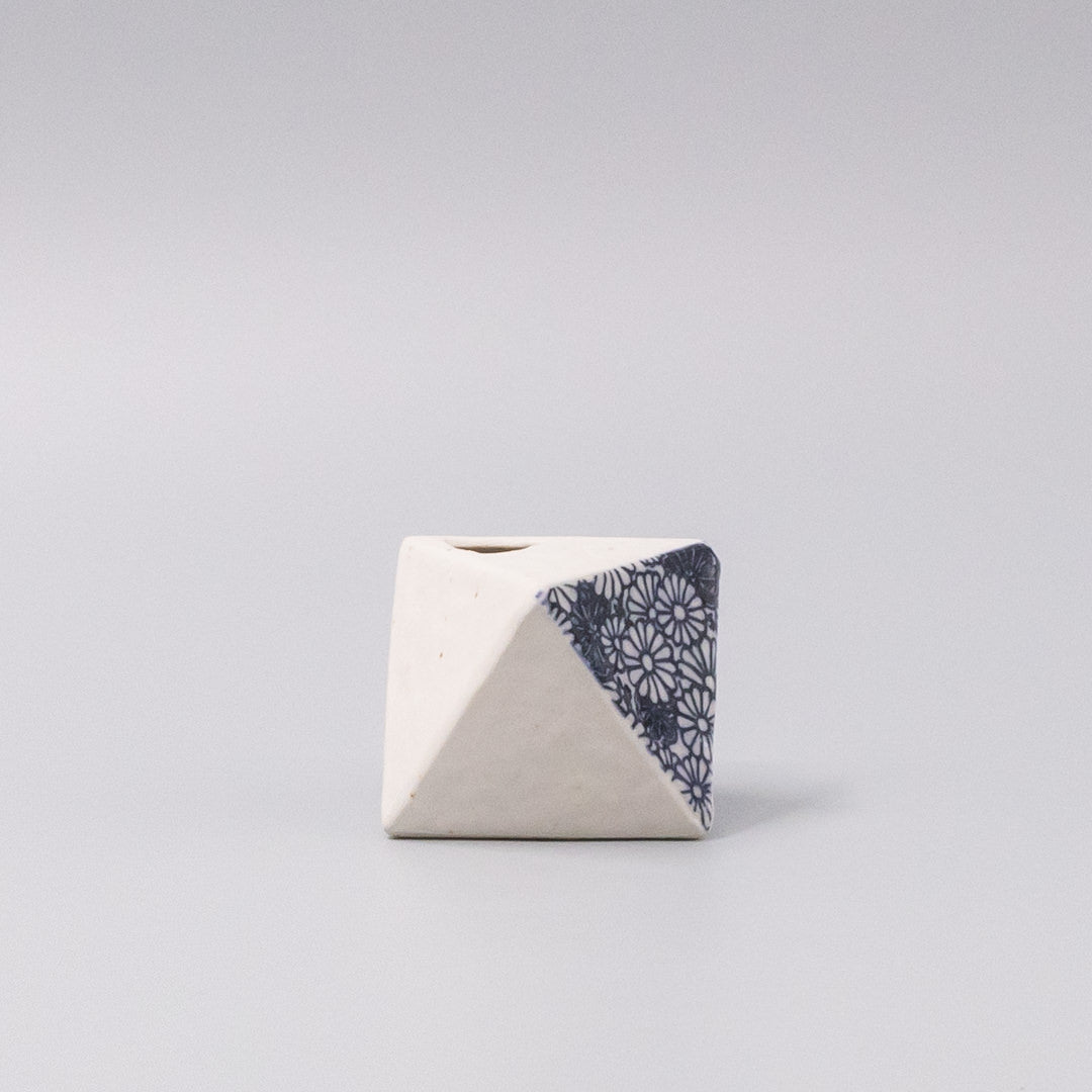Vase Triangular White Chrysanthemum 130ml - Image 1