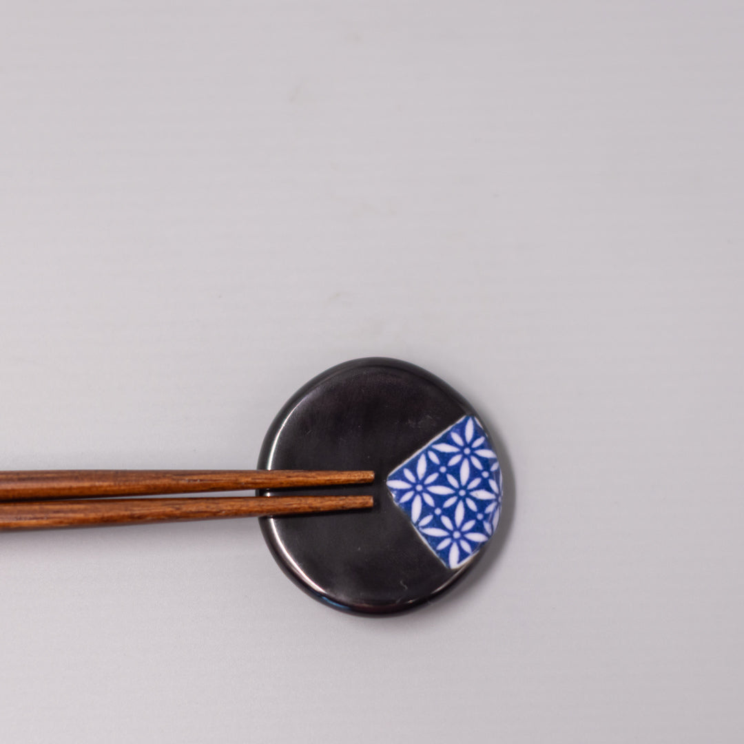 Chopstick Rest Round Black & Blue Hishi - Image 1