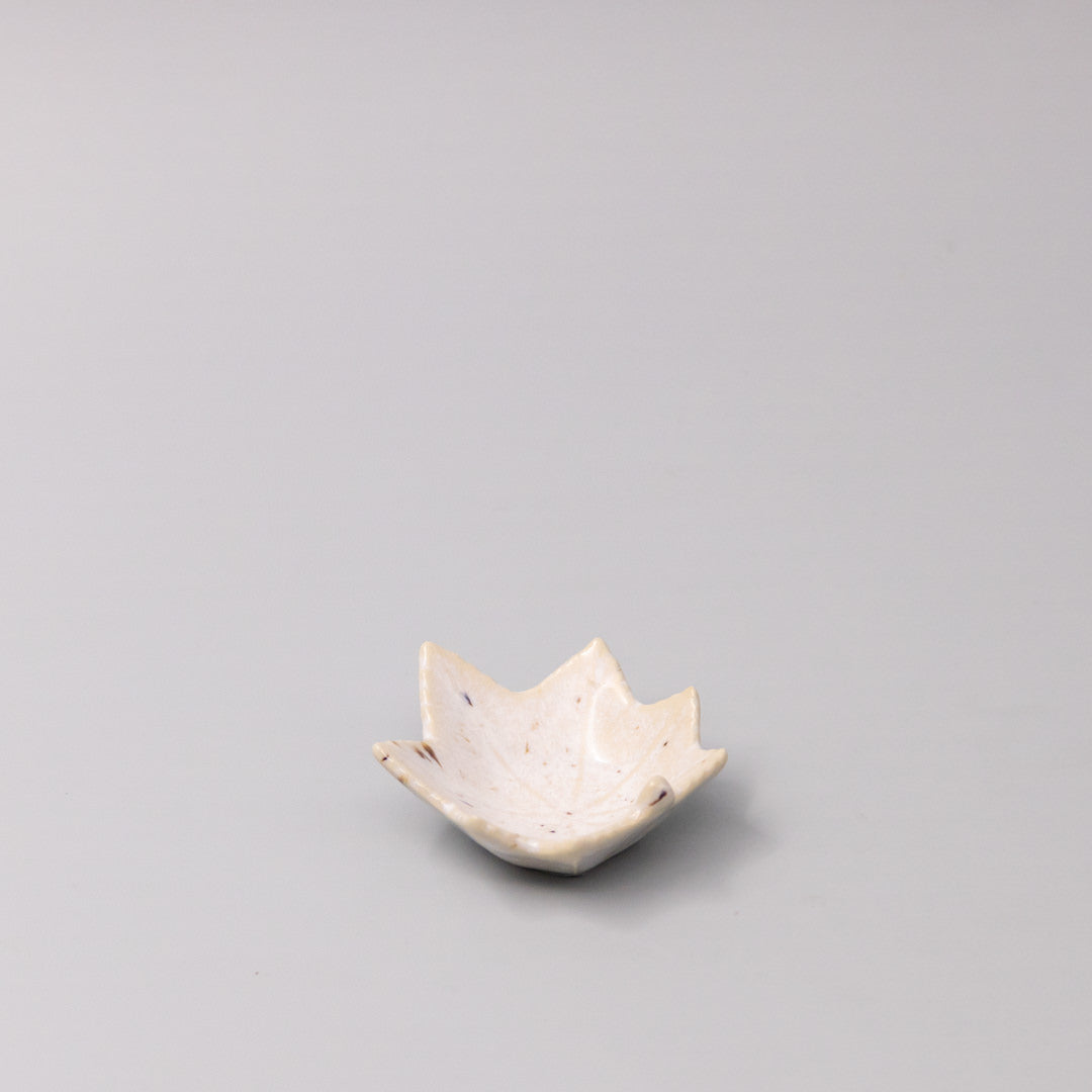 Sauce Dish Maple Leaf 6cm Ivory Fleck - Image 1