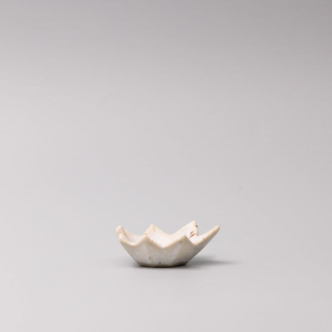 Sauce Dish Maple Leaf 6cm Ivory Fleck - Image 4