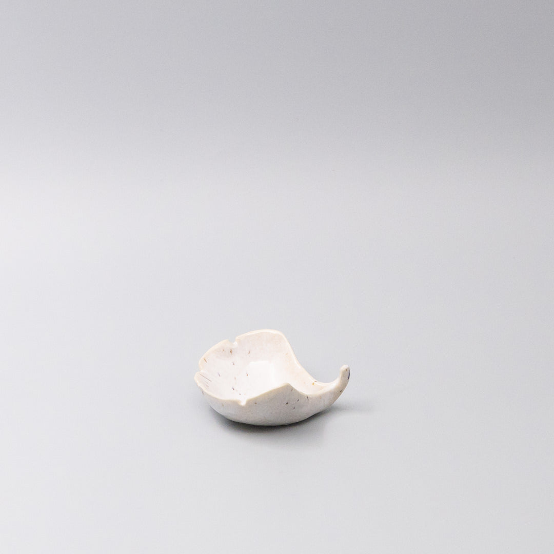 Gingko Leaf Sauce Dish 30ml Ivory Fleck - Image 1