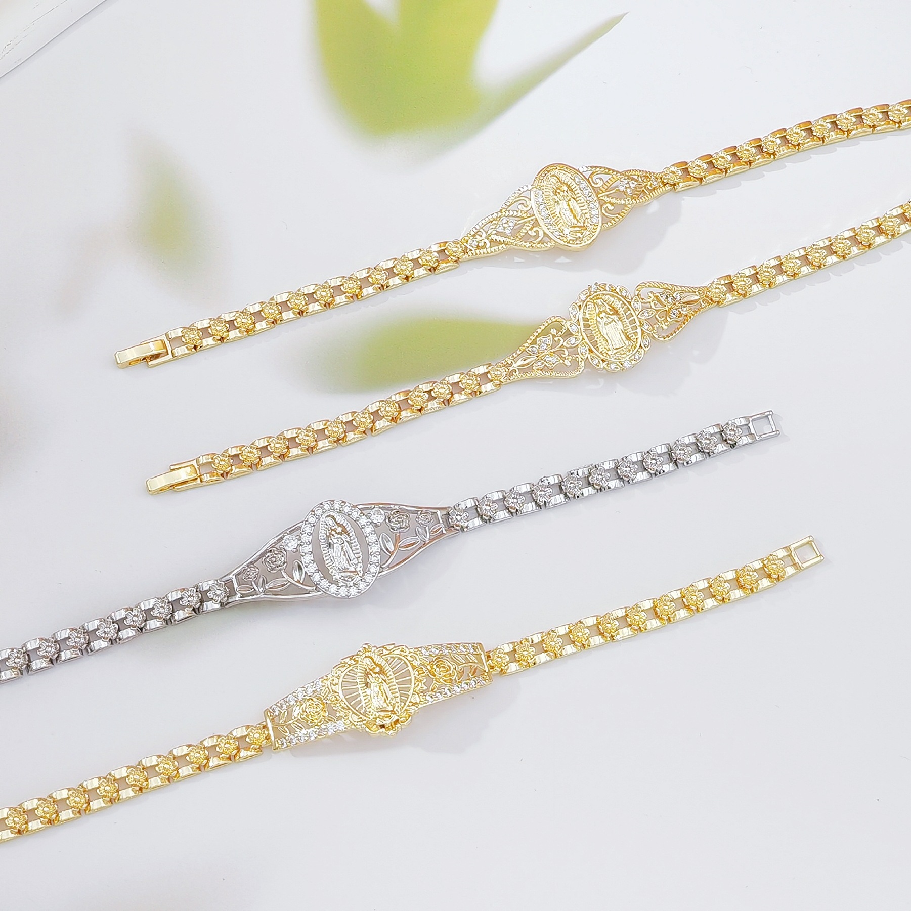 Elegant Hollow Floral Geometric Bracelet – Gold-Plated Copper Fashion Jewelry with Delicate Chain Design(R80） - Image 3