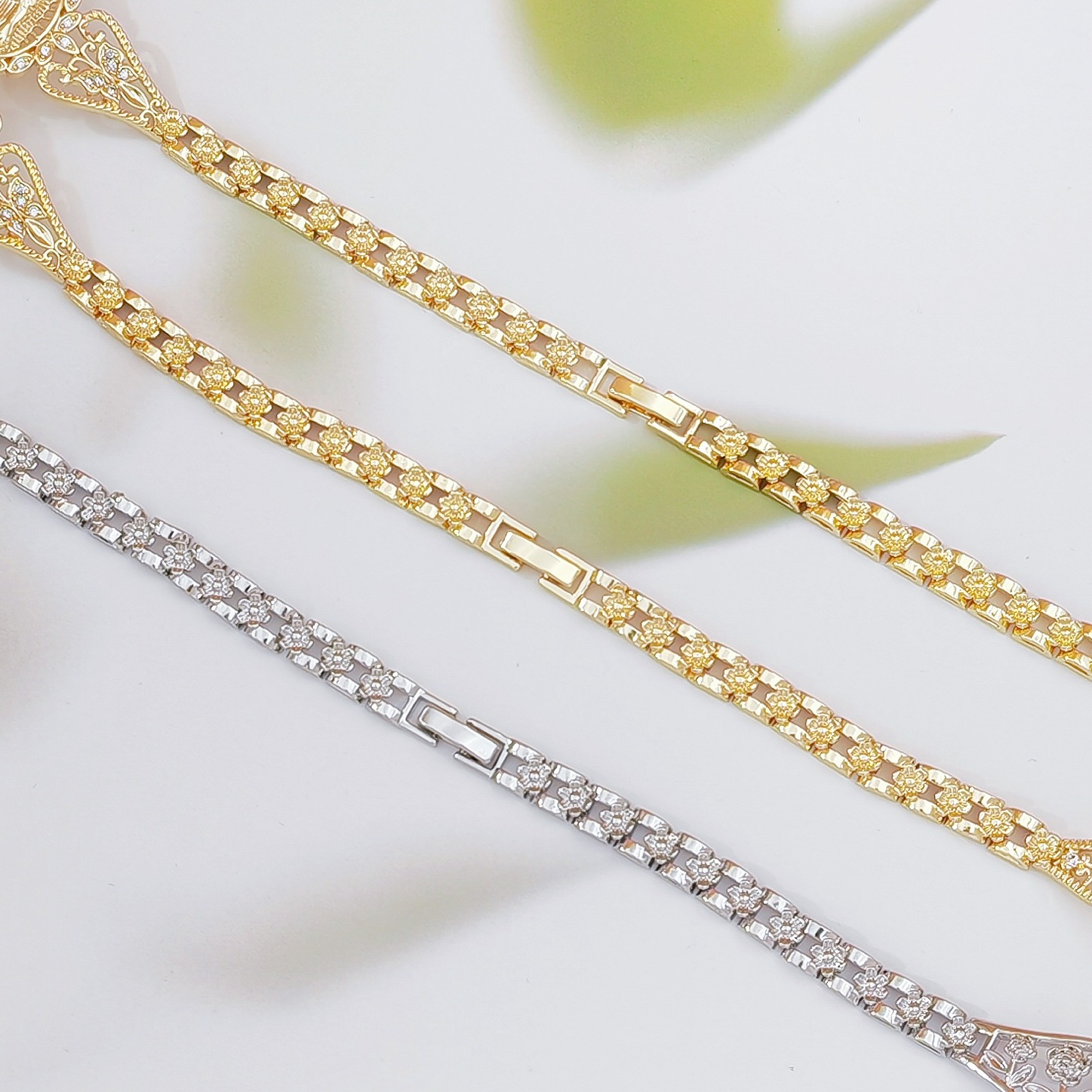 Elegant Hollow Floral Geometric Bracelet – Gold-Plated Copper Fashion Jewelry with Delicate Chain Design(R80） - Image 4