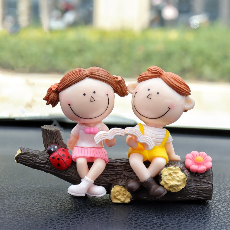 Couple reading under a tree Cute Couple Car Ornament for Dashboard – Romantic Interior Decoration for Vehicles - Image 1