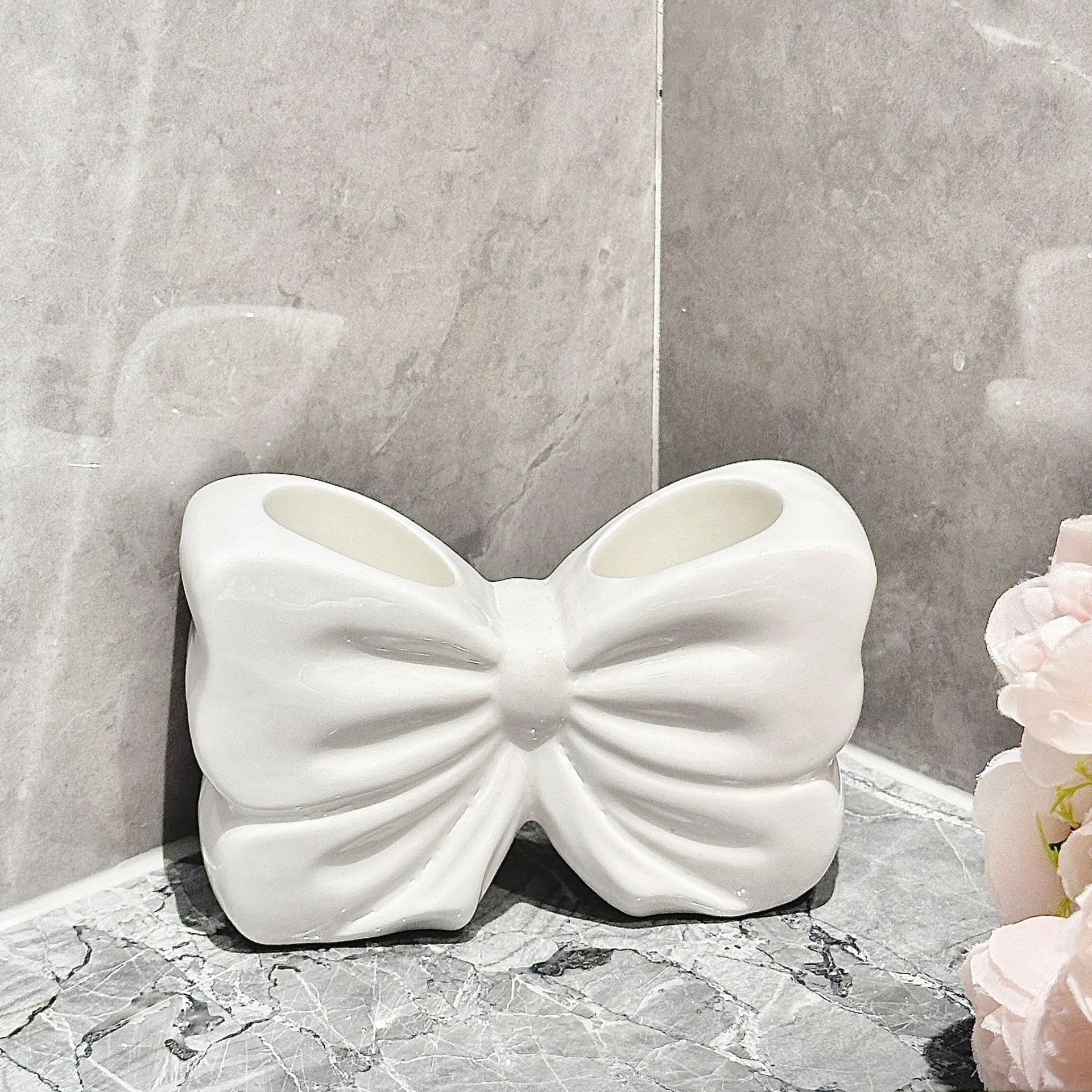 White Chic Bowknot 2-Slot Toothbrush Holder - Resin Retro Cute Desktop Decorative Stand - Image 1