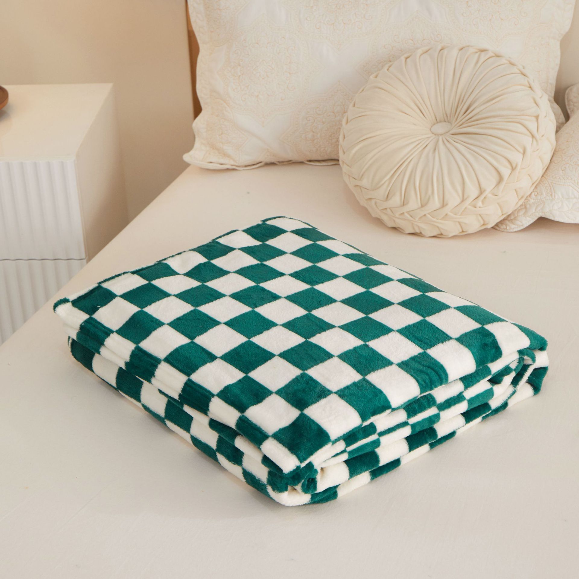 Green and white checkered pattern Double-Sided Plaid Fleece Blanket – 100×150cm Machine Washable, No-Shedding Flannel Throw for Office, Air Conditioning & Nap Use - Image 1