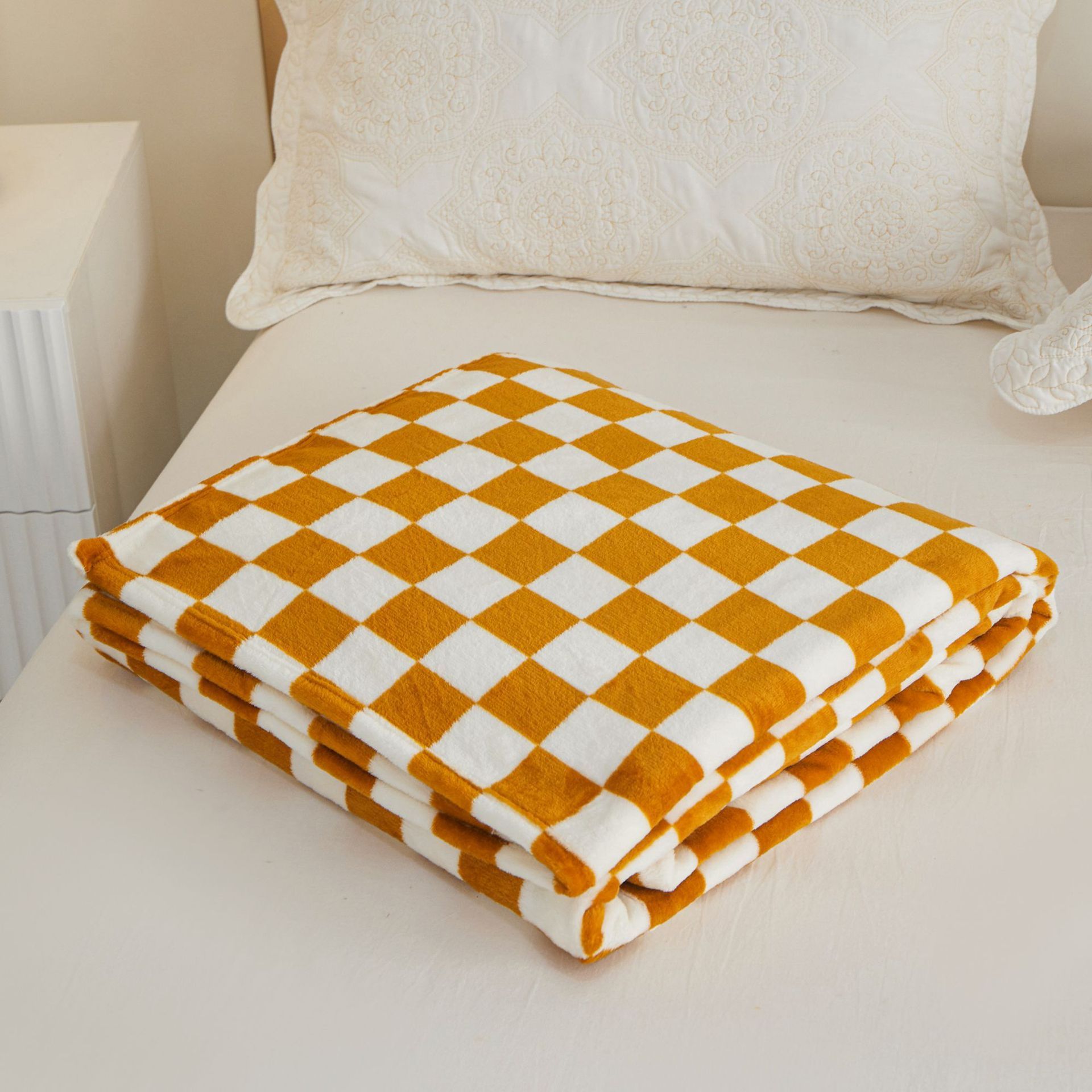 Yellow and white checkered pattern Double-Sided Fleece Blanket – 150×200cm Machine Washable, No-Shedding Flannel Throw for Bed, Sofa & Air Conditioning Use - Image 1