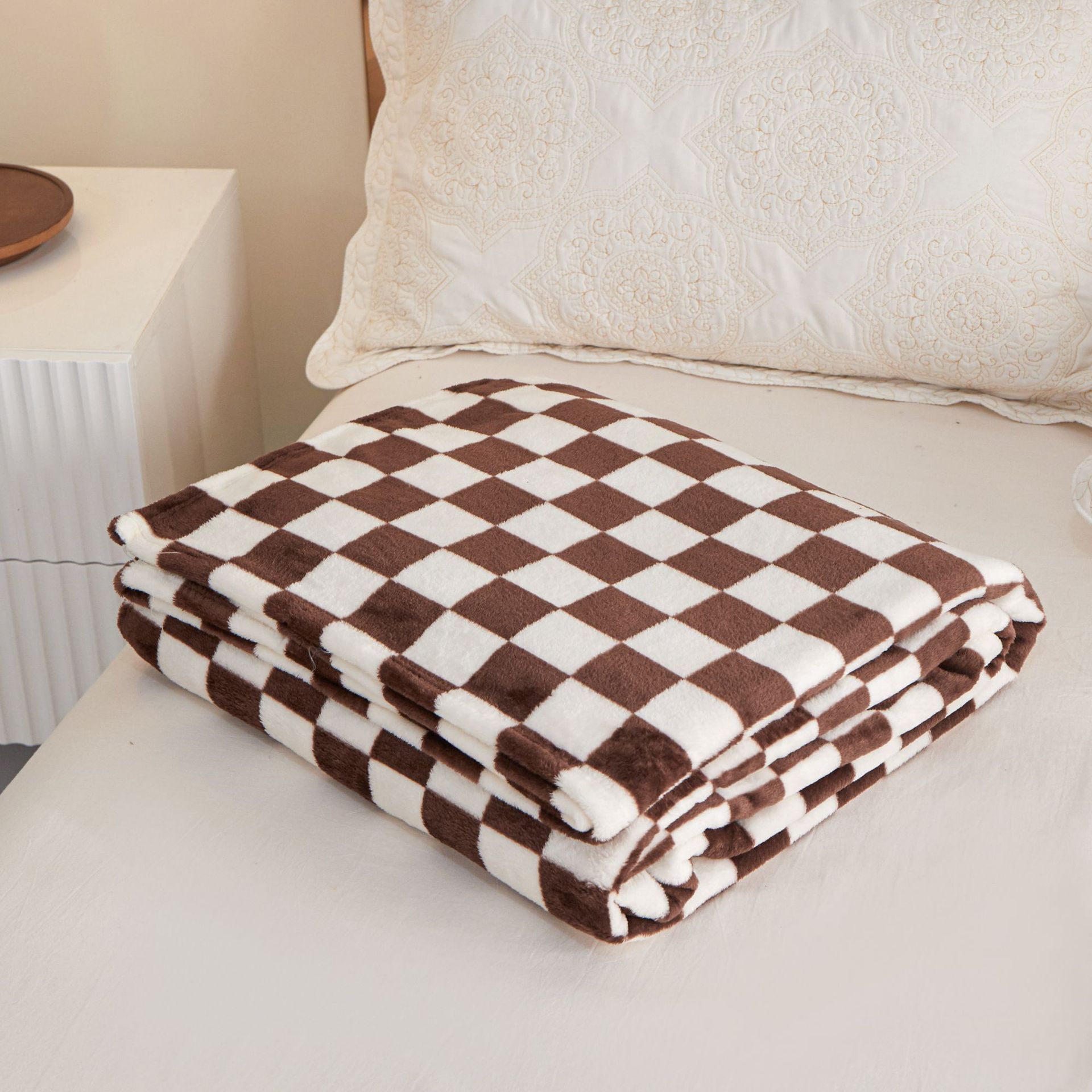 Coffee-colored and white checkered pattern Double-Sided Fleece Blanket – 150×200cm Machine Washable, No-Shedding Flannel Throw for Bed, Sofa & Air Conditioning Use - Image 1