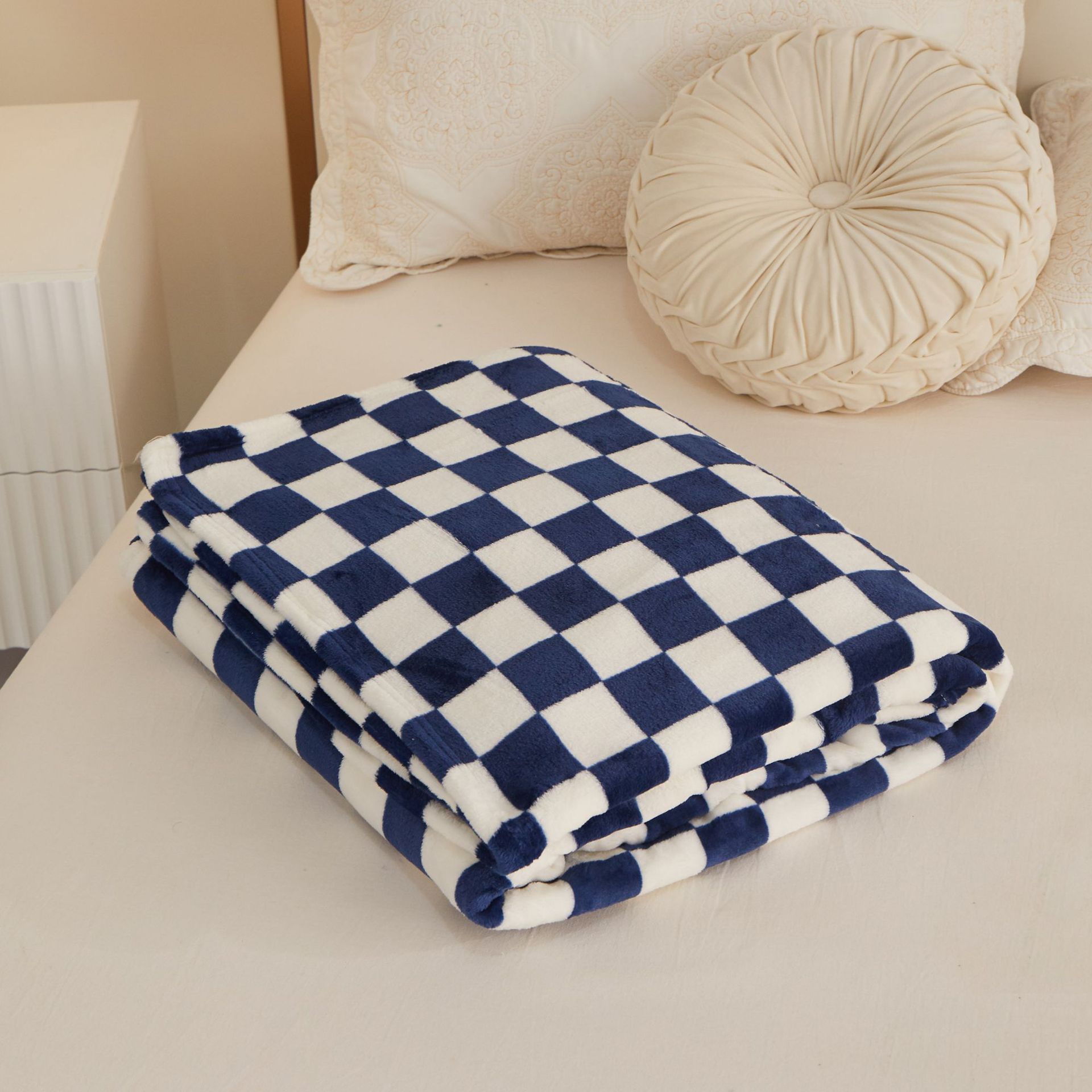Blue and white checkered pattern Double-Sided Fleece Blanket – 150×200cm Machine Washable, No-Shedding Flannel Throw for Bed, Sofa & Air Conditioning Use - Image 1