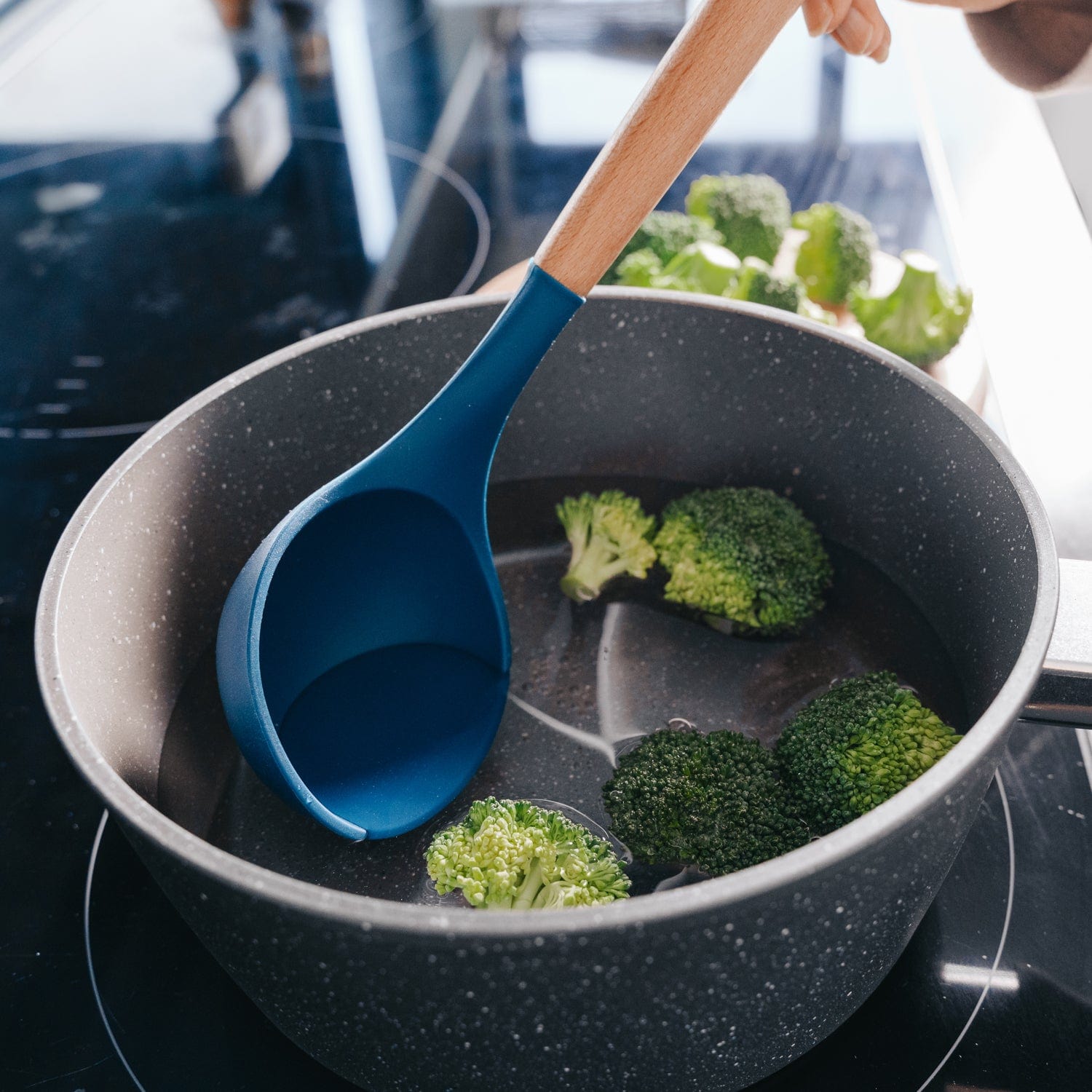 Beechwood & silicone ladle navy - Image 5